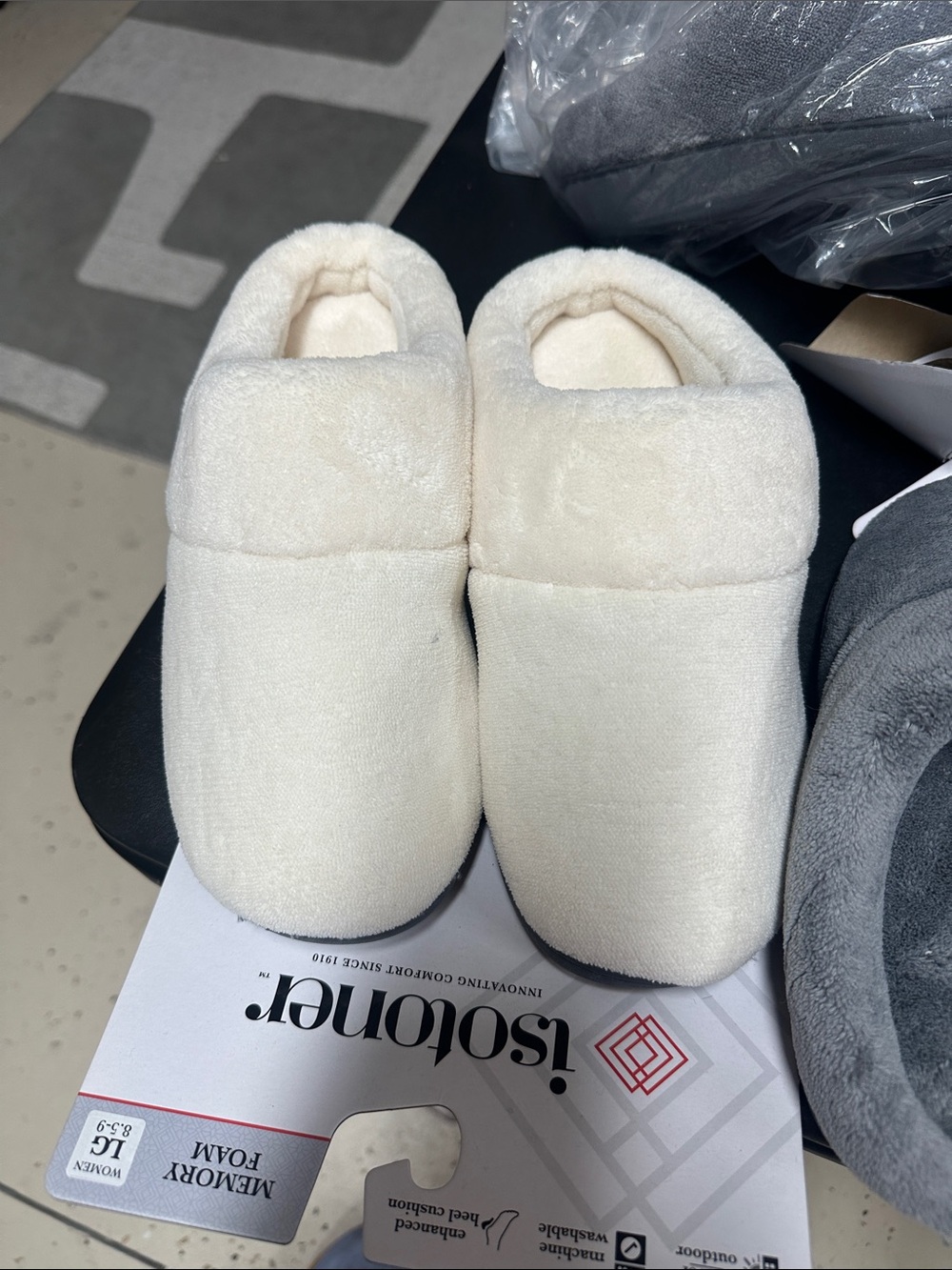 Isotoner Signature Womens white 8.5-9